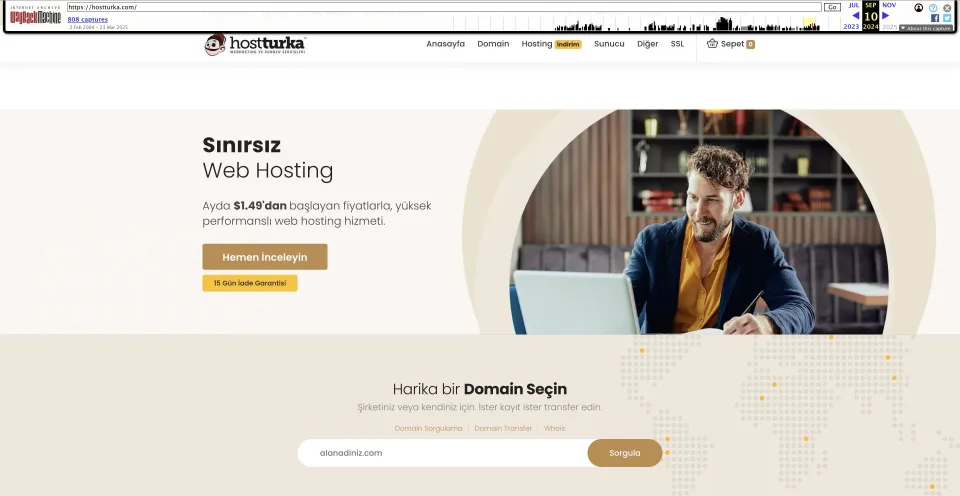 2024 HostTurka ana sayfası: krem ve altın renkli hosting tanıtımı, laptop kullanan kişi ve domain formu