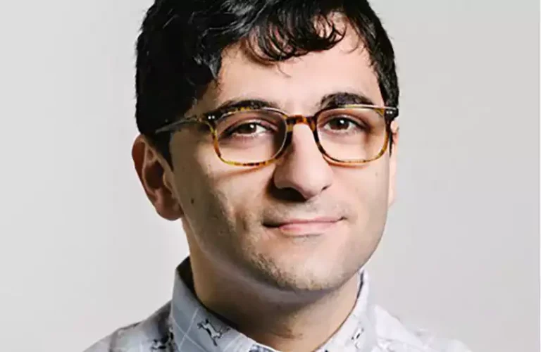 Arash Ferdowsi kimdir?
